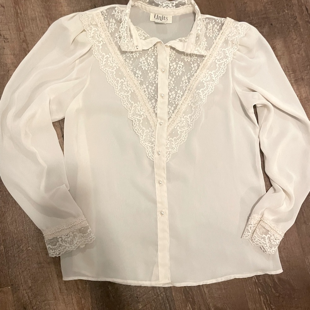Unique, elegant vintage lace and pearl women’s blouse size 8 / medium